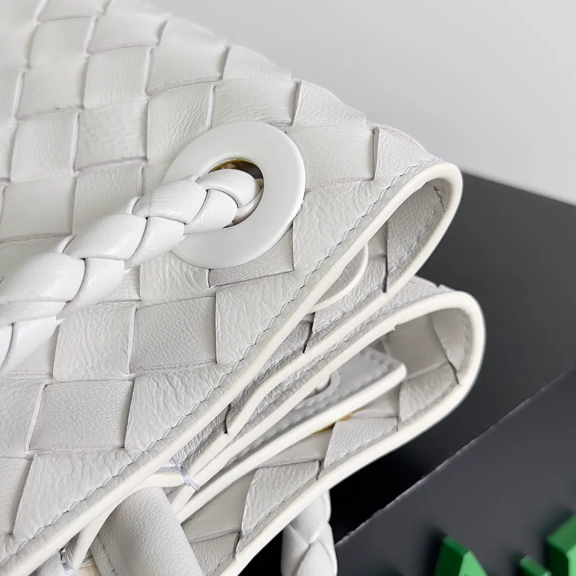 The 2023 new Andiamo batch of 2260 BV has been shipped‼ ️Really popular🔥The new Andiamo woven handbag launched by Bottega Veneta this season is really popular all over the world! ! Celebrities at home and abroad have worn it, and Oscar-winning actress Michelle Yeoh has taken it out on the street. Song Jia, Trai Yara, Yu Feihong, Sanji Ayaka, Rosie Hunting-Whiteley, Yoshioka Riho, etc. have all picked up this bag. It is classic and versatile, showing off its temperament, and the bag capacity is also large, which is very convenient for daily commuting! ! A variety of carrying methods, the shoulder straps can be adjusted by yourself, the original lambskin feels soft and delicate, and the unisex style breaks the gender boundaries and brings a more practical and long-lasting use experience. Andiamo, which has both elegant and casual styles, perfectly interprets the true appearance of "fashionable old money style". Style number: 743572 Size: 32*24*12